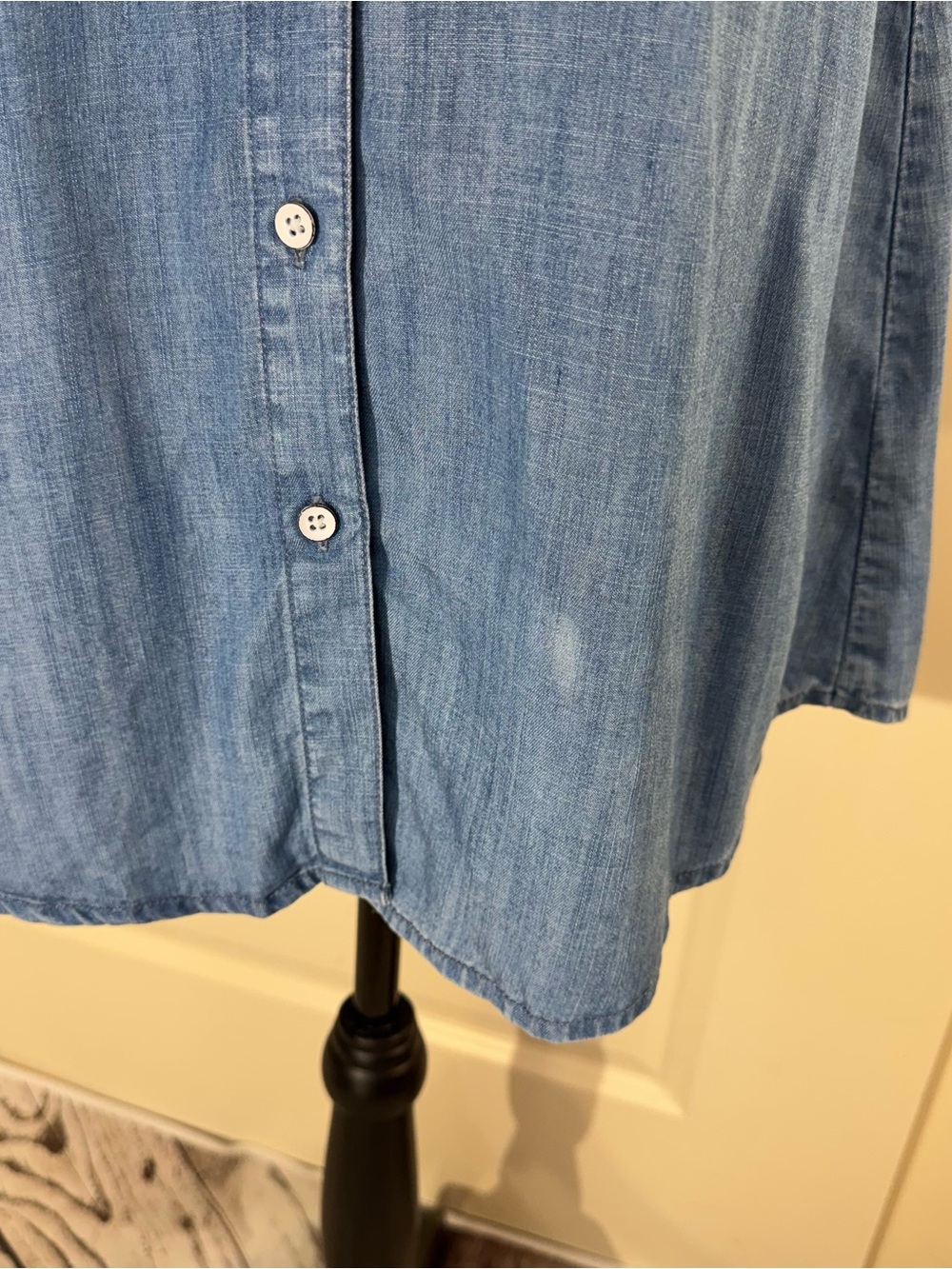 beachlunchlounge Sleeveless Tencel Denim Button-Down Top - Blue Small - Picture 3 of 10